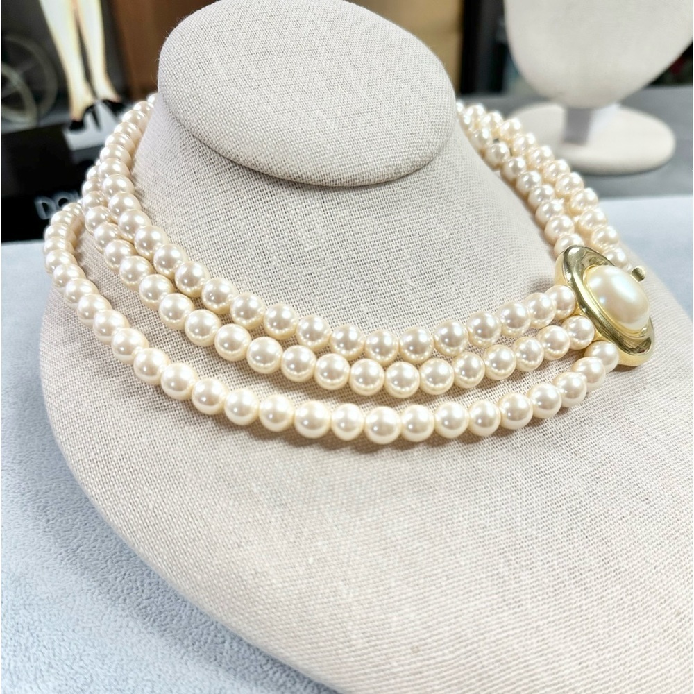 Vintage Signed Richelieu Triple Strand Faux Pearl Gold Tone Clasp Necklace - Picture 3 of 4